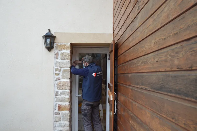 Porte-fenêtre ouverte sur le jardin