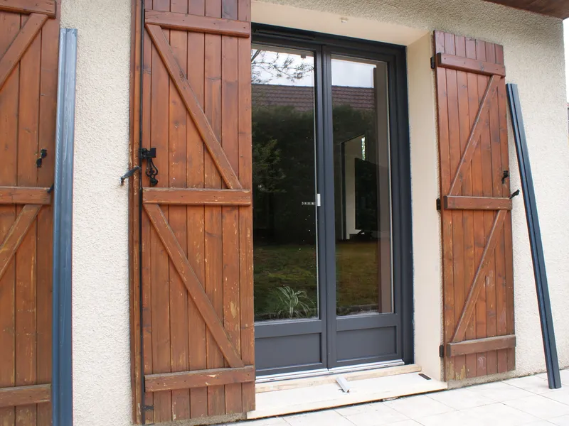 Volets battants — réalisation CLOSURIA à Besançon et dans le Doubs