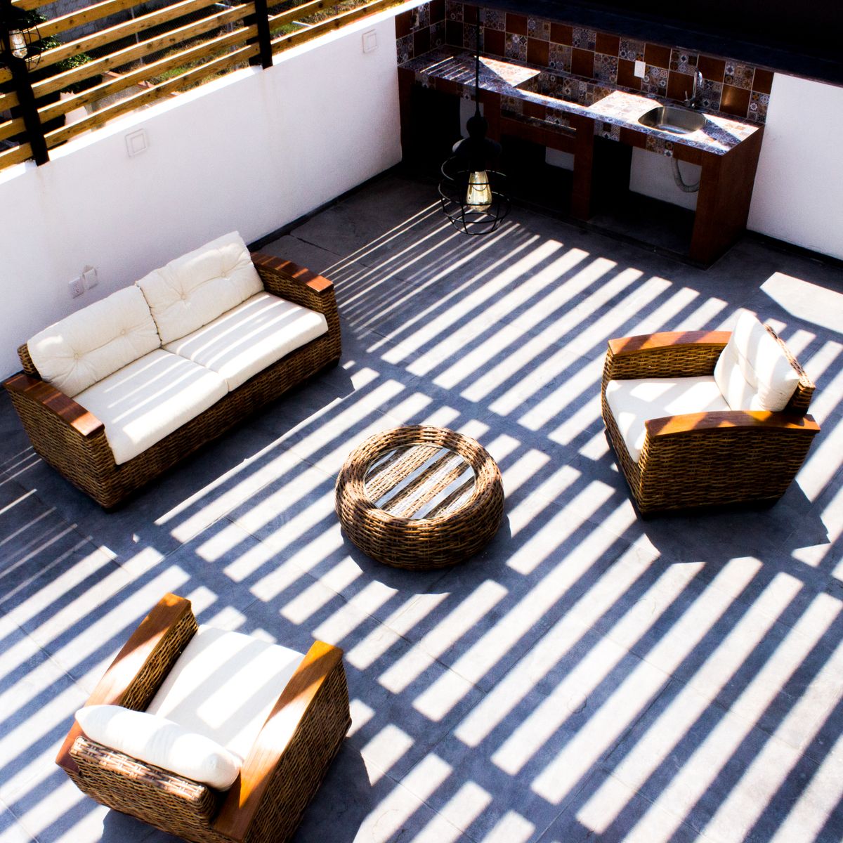 Terrasse extérieure aménagée illustrant une configuration de pergola adaptée à l'espace disponible