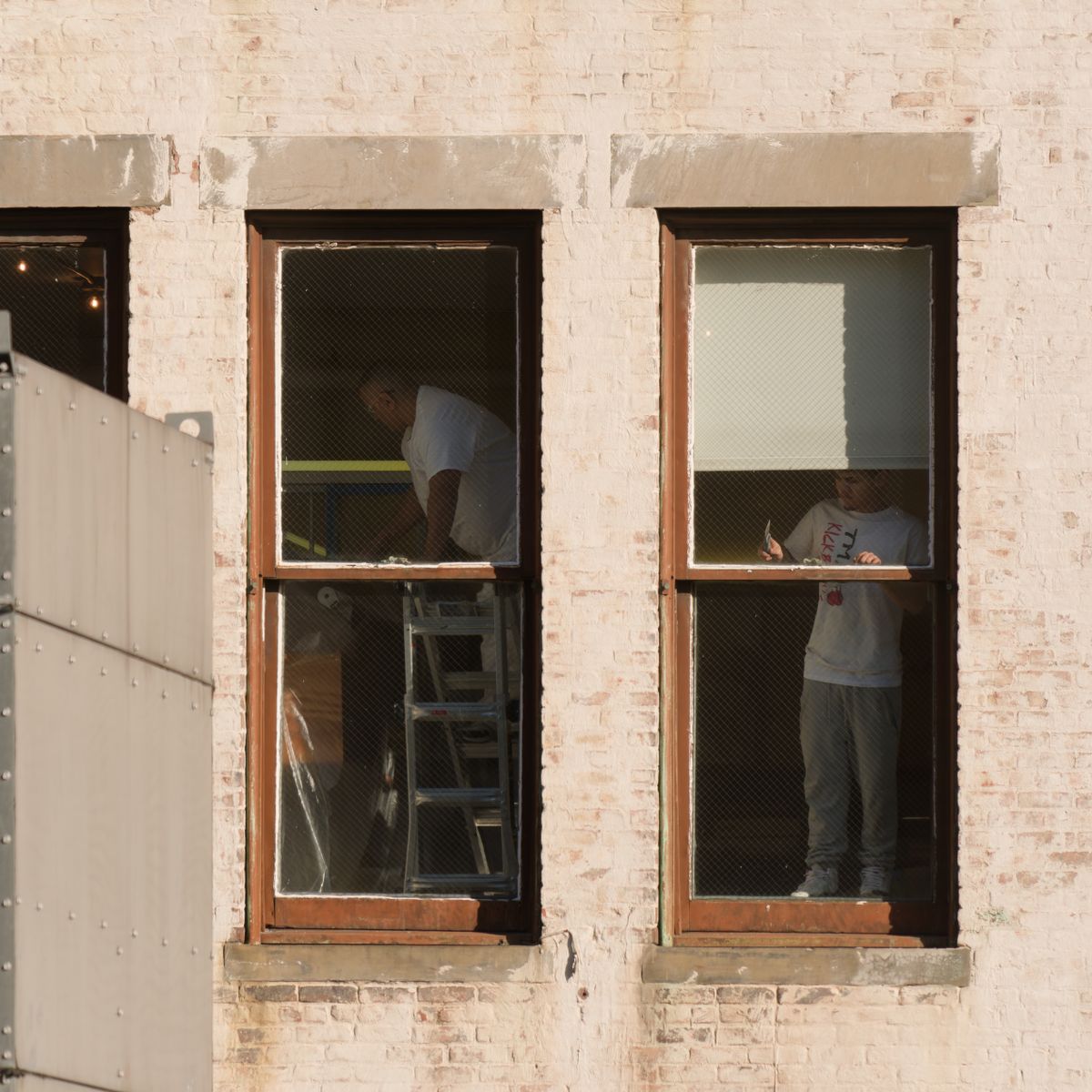 Artisans posant des fenêtres neuves lors d'une rénovation énergétique financée par un éco-PTZ