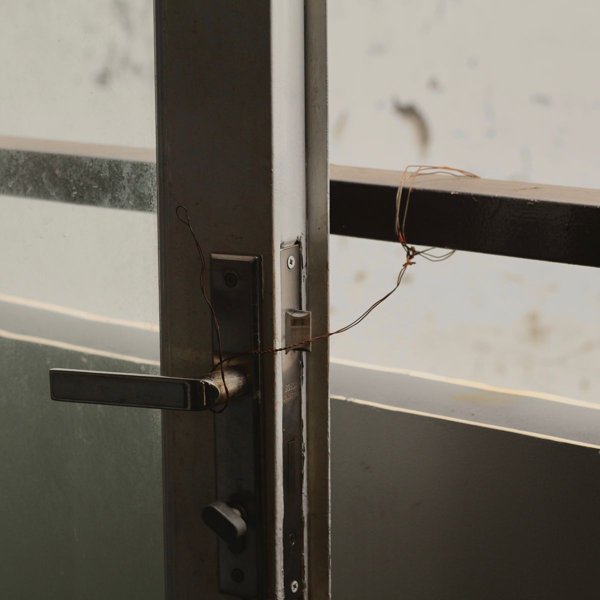Gros plan sur une serrure et un cylindre de porte pour la sécurité anti-effraction