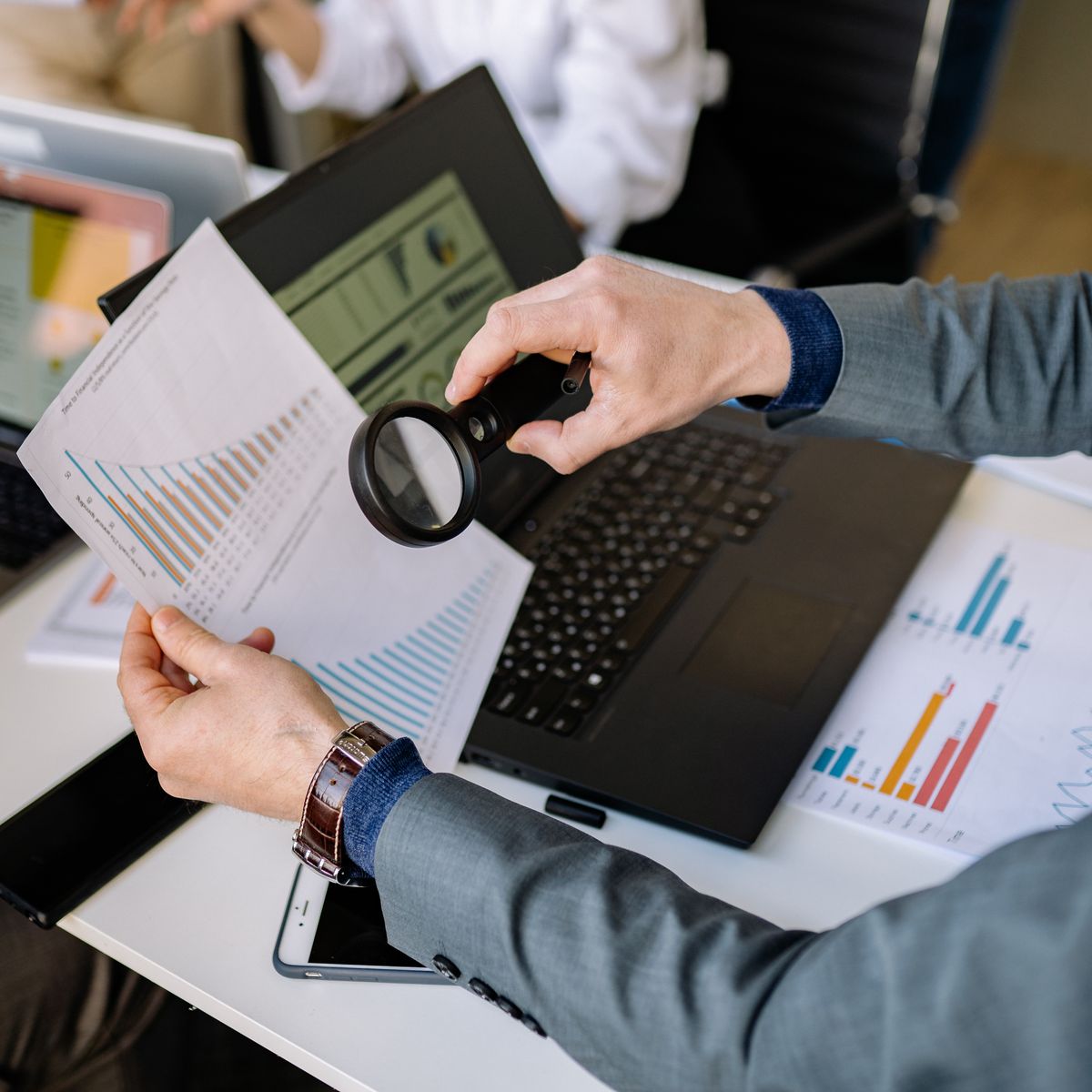 Analyse de documents professionnels lors d'une réunion pour vérifier une qualification et sa validité