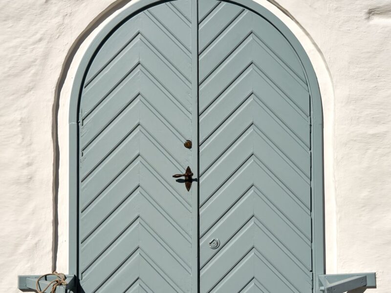 Porte d&rsquo;entrée à Besançon : sécurité, isolation, matériaux et design pour bien choisir