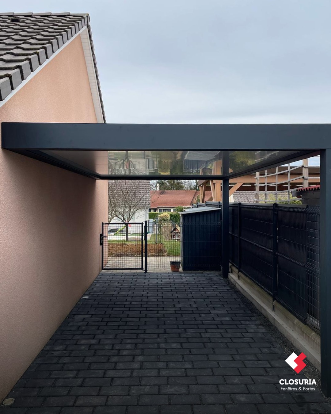 Protection, design & robustesse : optez pour le carport alu signé Closuria ! 🛠️ Fini la corvée de gratter le pare-brise…
