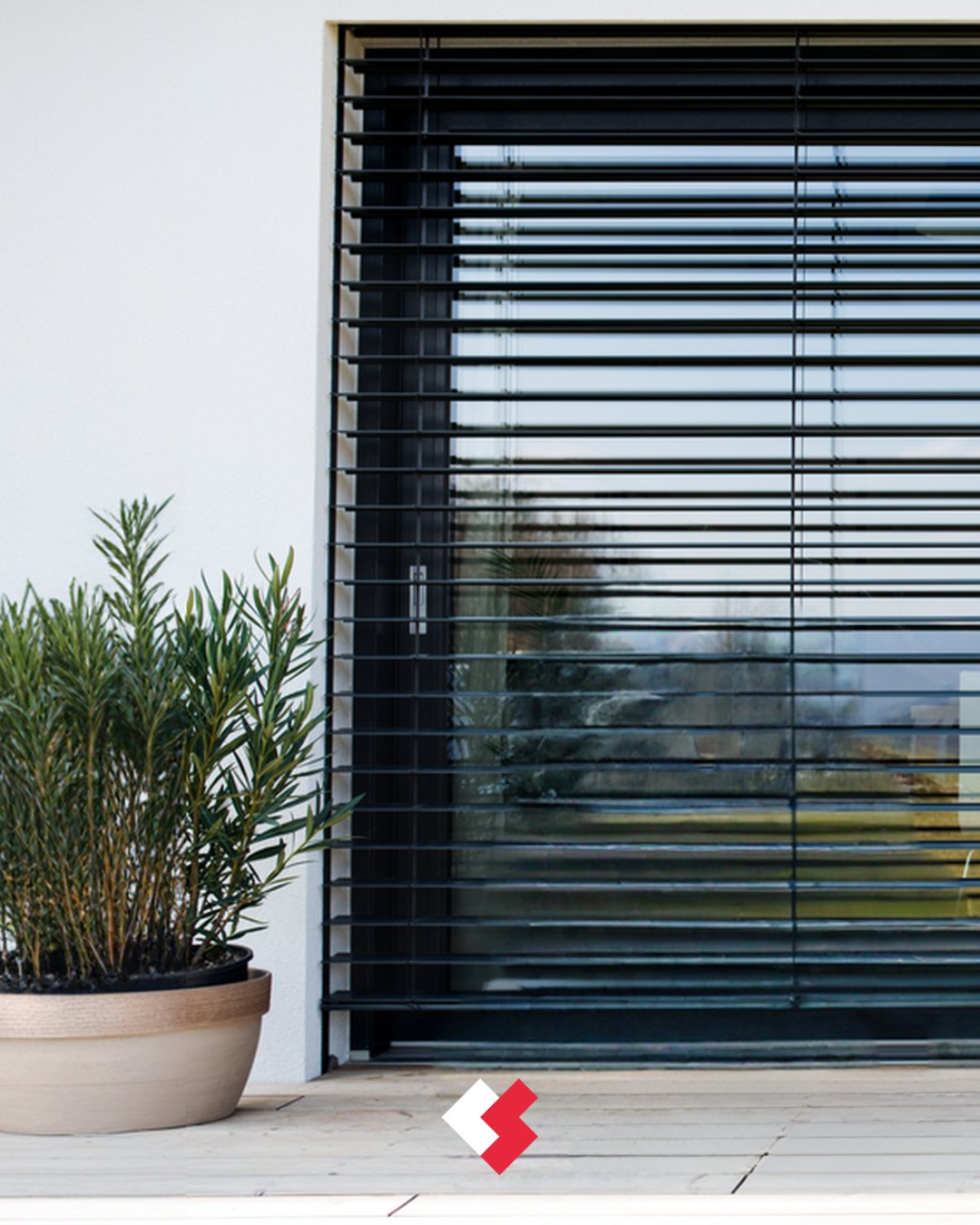 Protégez votre intérieur tout en laissant entrer la lumière 🌤 Les brise-soleil orientables vous offrent confort thermiqu…