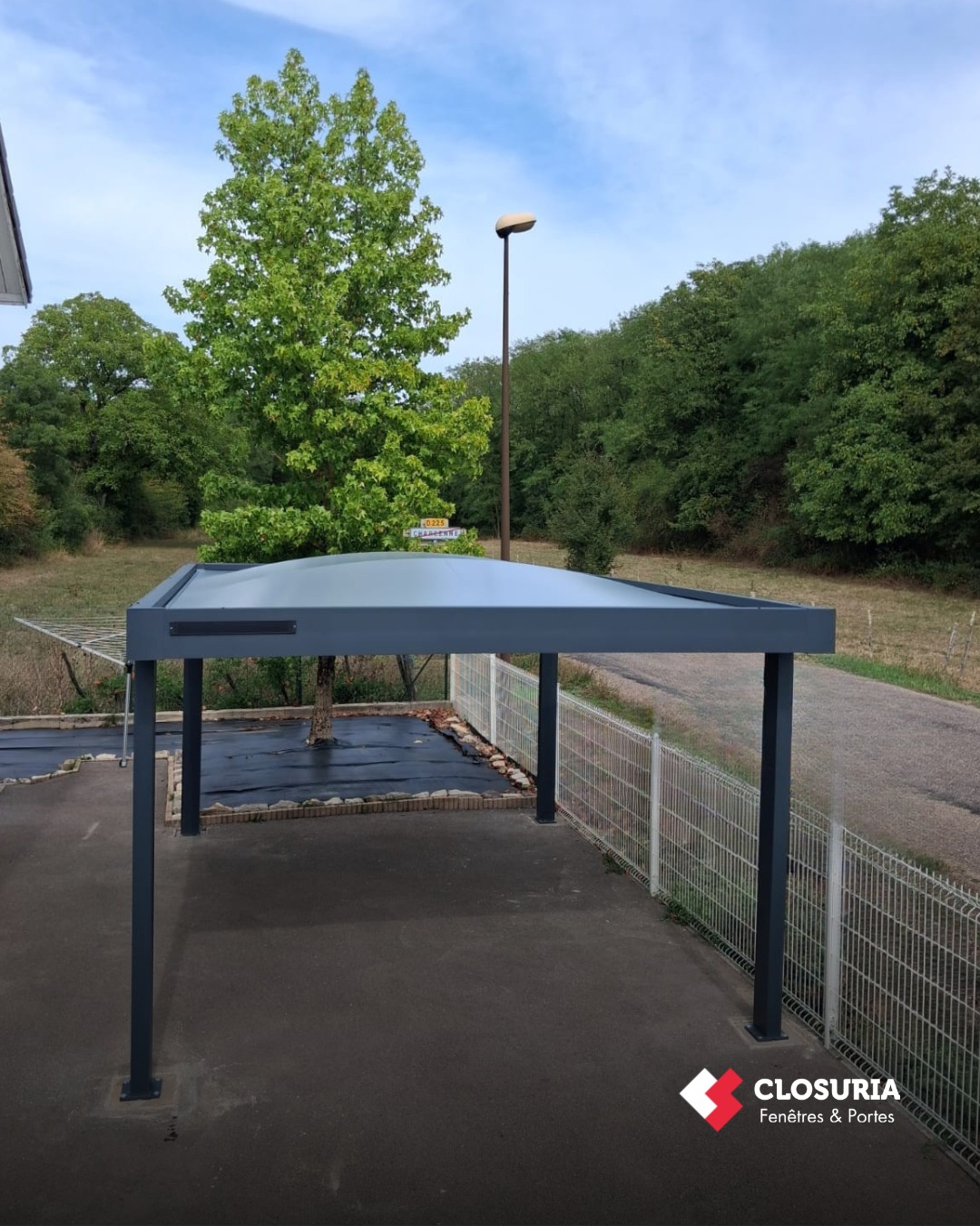 Nouvelle réalisation : pose d'un carport aluminium. Structure anthracite sur 4 poteaux, toiture cintrée en polycarbonate…