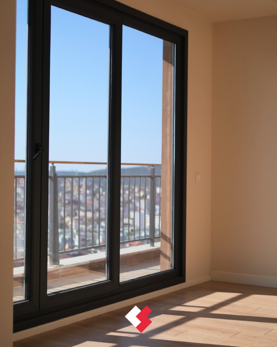 🌞 Profiter de l’été… même depuis l’intérieur ! Parce qu’admirer la vue fait aussi partie des petits plaisirs estivaux, n…